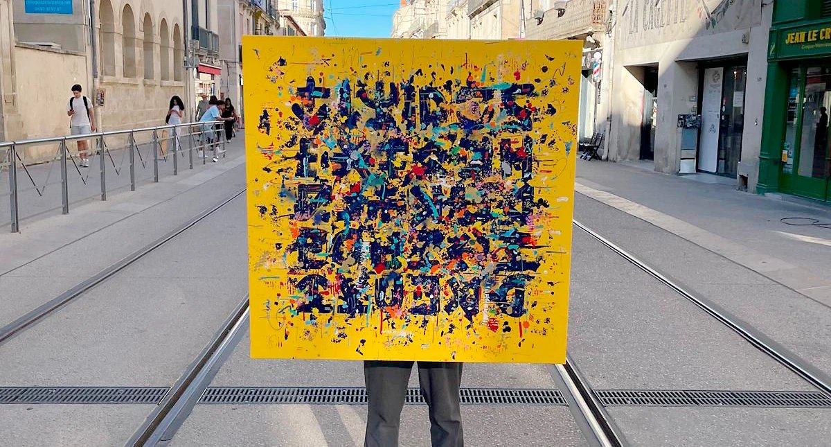 Fonk et son œuvre « Jaune outremer », 1 × 1 m, dans les rues de Montpellier